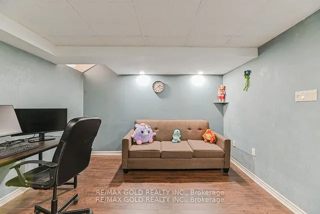 Additional image 31 of 43 Giraffe Ave