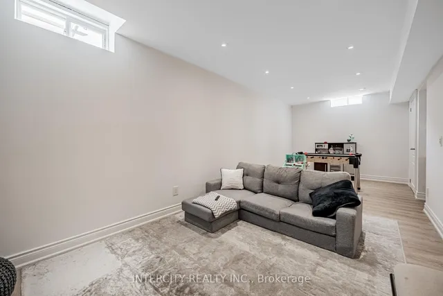 Additional image 29 of 21 Armani Lane