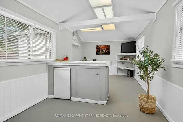 Additional image 41 of 64 Vola Crt