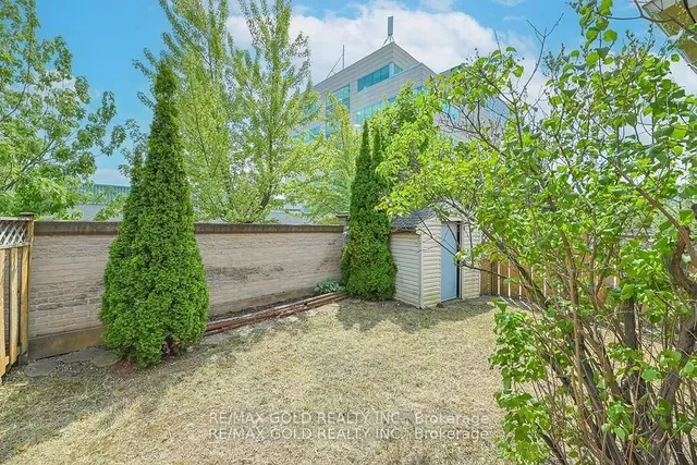 Additional image 34 of 43 Giraffe Ave