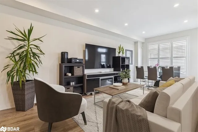 Additional image 11 of 590 North Service Rd Unit 113