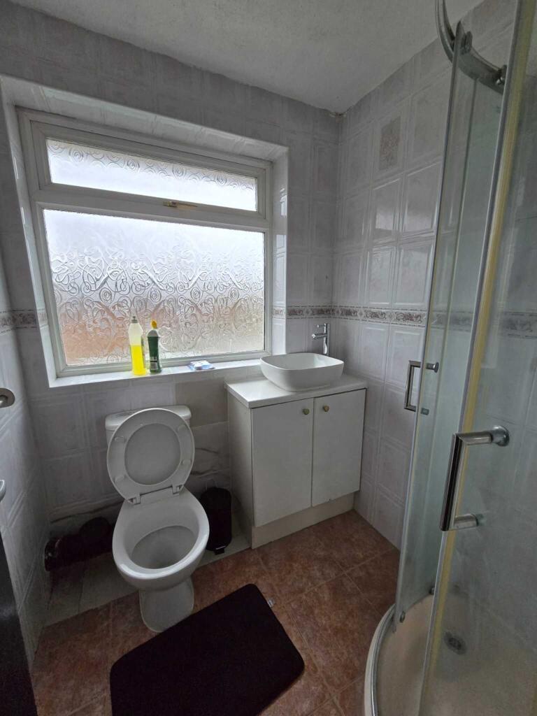 Additional image 5 of 1 X Double room available in Rednal