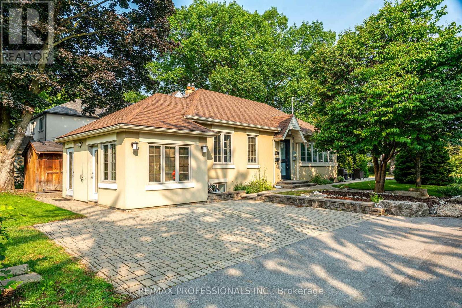 Property image for 34 MONKTON AVENUE|Toronto (Stonegate-Queensway), Ontario M8Z4N2