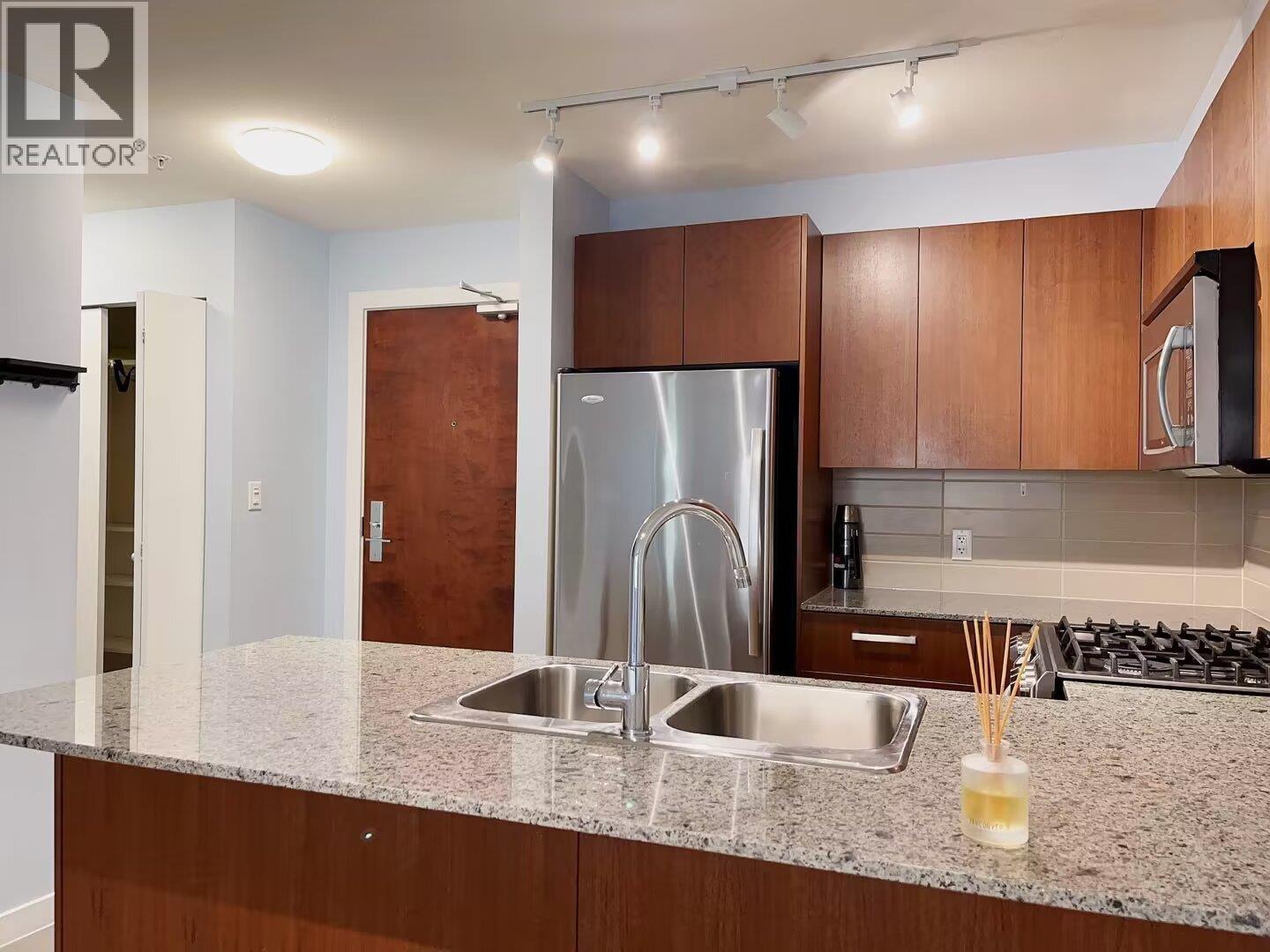 205 5665 IRMIN STREET|Burnaby, British Columbia V5J0C4