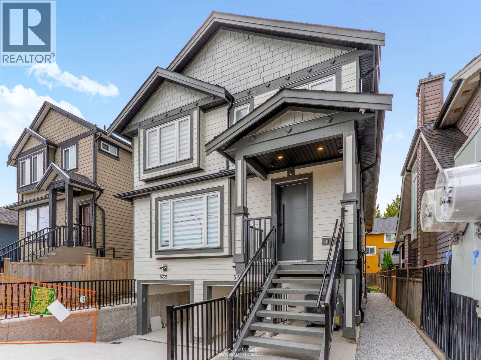 1 5221 CLARENDON STREET|Vancouver, British Columbia V5R3J7