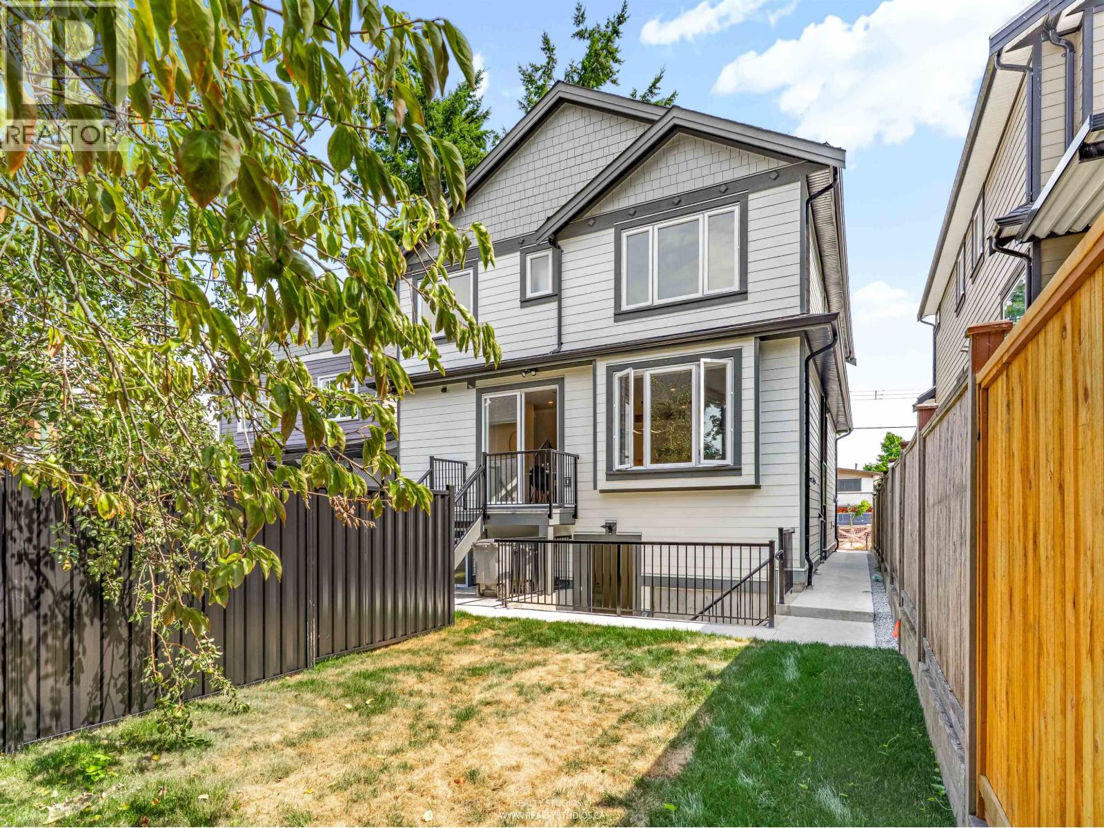 2 5221 CLARENDON STREET|Vancouver, British Columbia V5R3J7