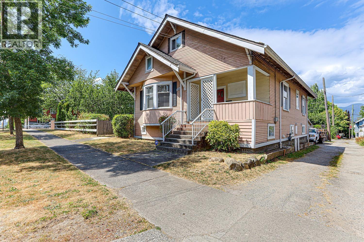 1925 ADANAC STREET|Vancouver, British Columbia V5L2E5