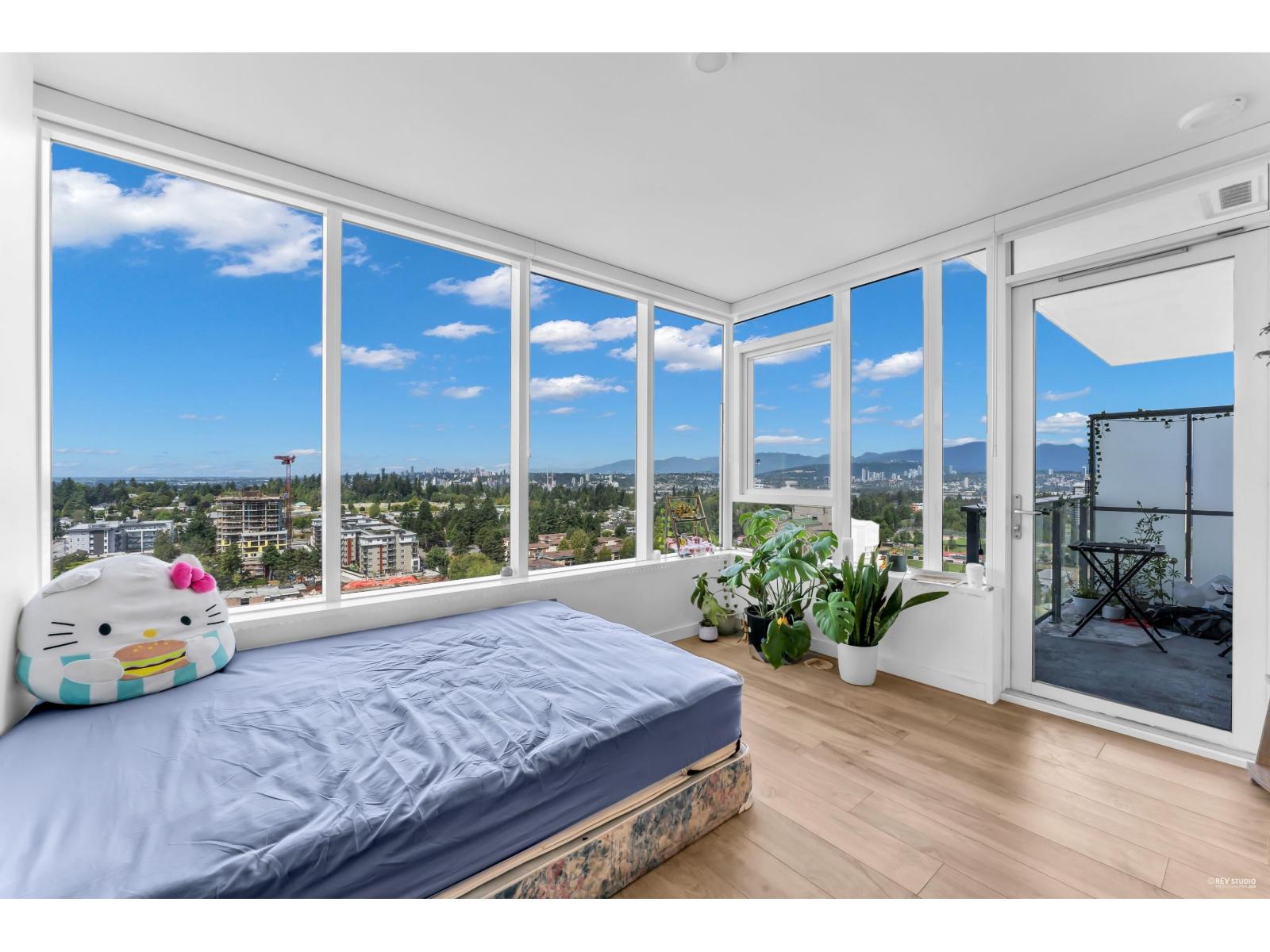 2001 10448 UNIVERSITY DRIVE|Surrey, British Columbia V3T0S7