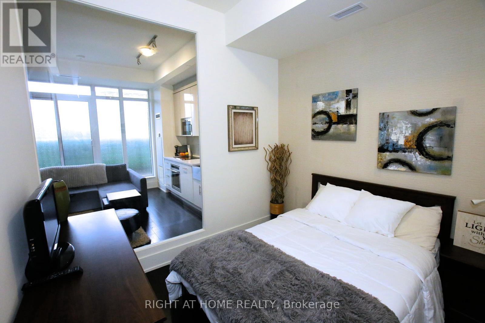 Property image for 210 - 330 RICHMOND STREET W|Toronto (Waterfront Communities), Ontario M5V1X2