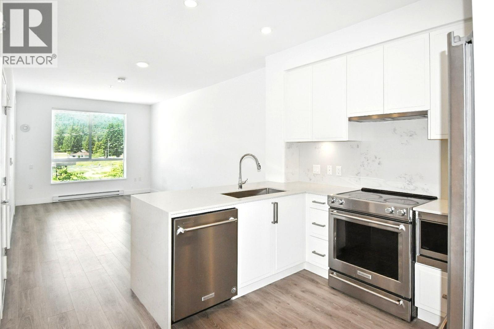 208 700 CLARKE ROAD|Coquitlam, British Columbia V3J0K5