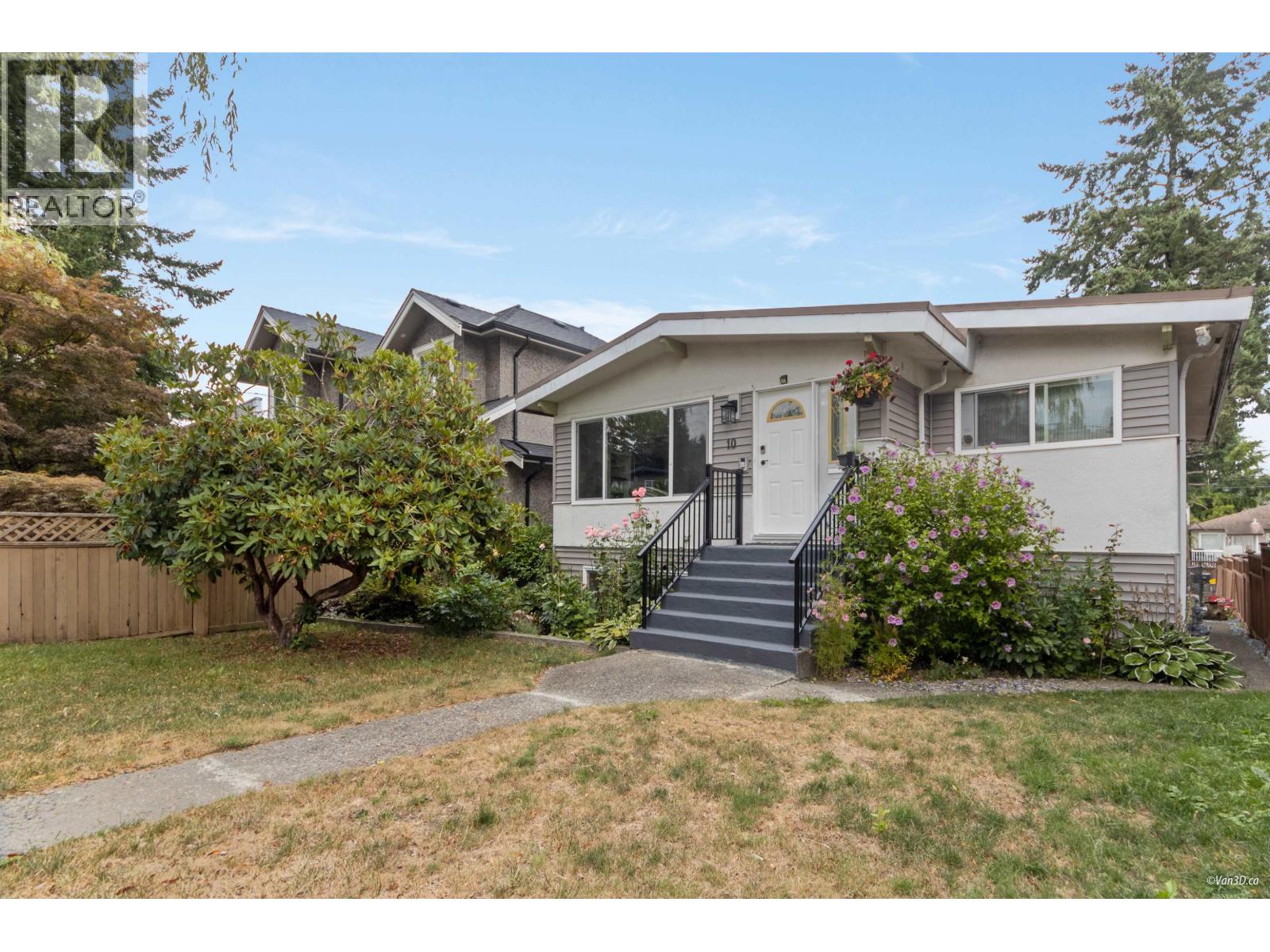 10 N STRATFORD AVENUE|Burnaby, British Columbia V5B1K9