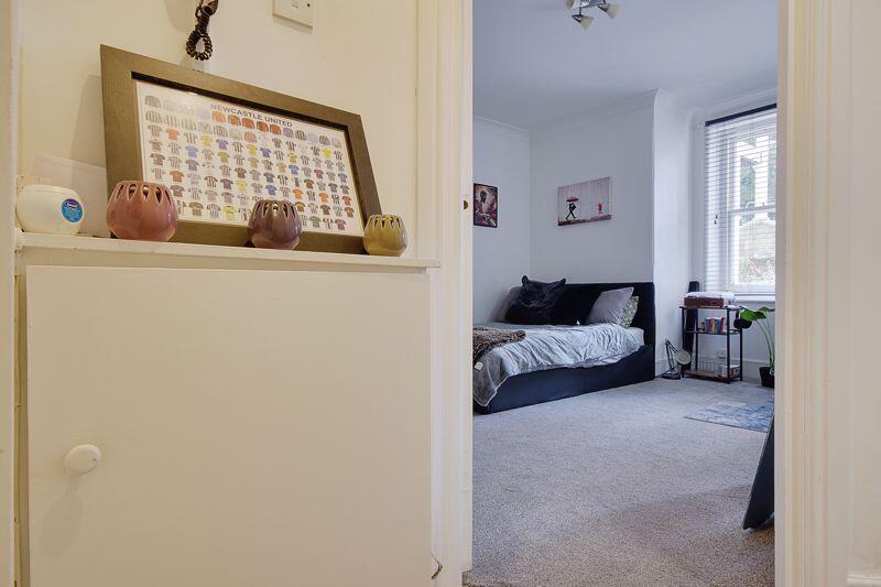 Additional image 11 of Nr Westbourne, Studio Flat, Swimming Pool.