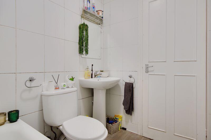 Additional image 16 of Nr Westbourne, Studio Flat, Swimming Pool.