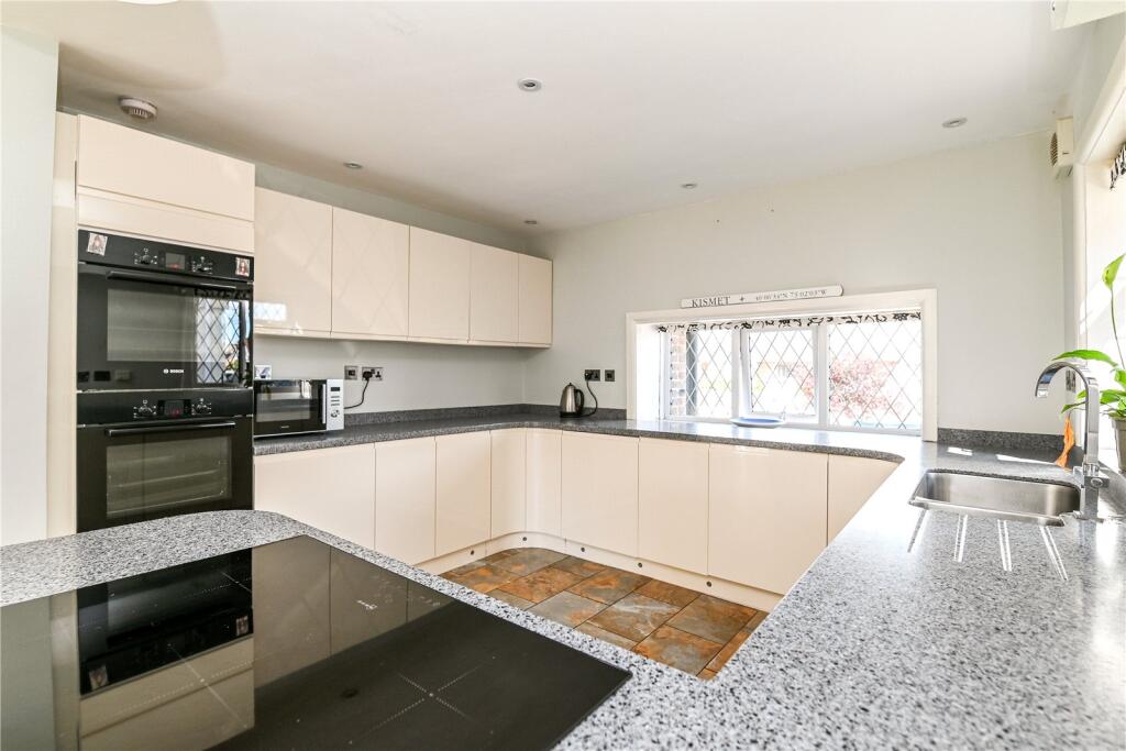 Additional image 5 of Beach Avenue, Barton on Sea, New Milton, Hampshire, BH25