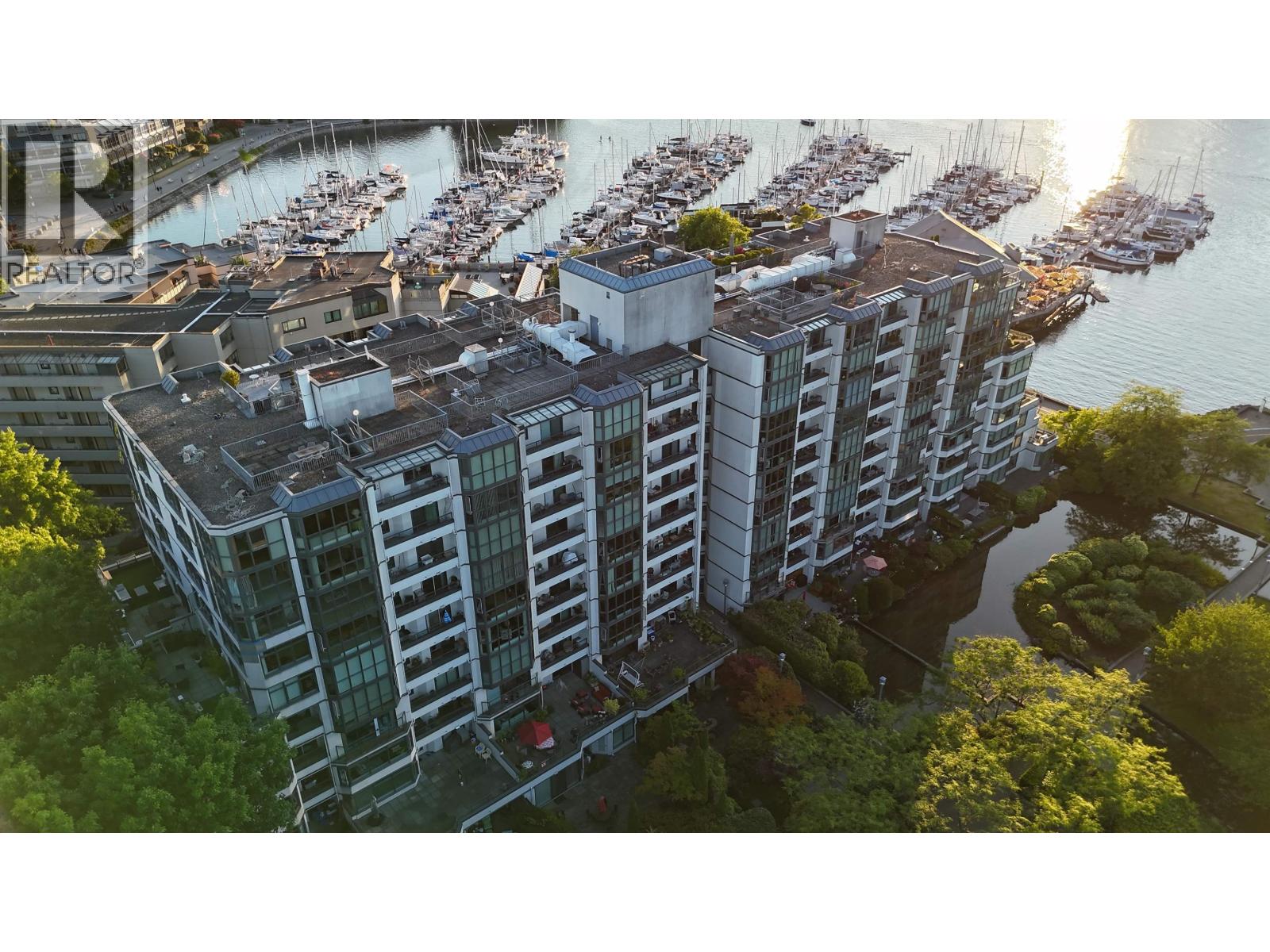 411 456 MOBERLY ROAD|Vancouver, British Columbia V5Z4L7