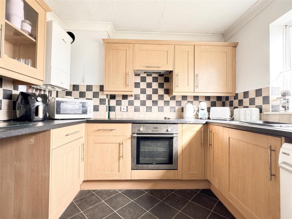 Additional image 2 of Summerfields Avenue, Hailsham BN27 3AW