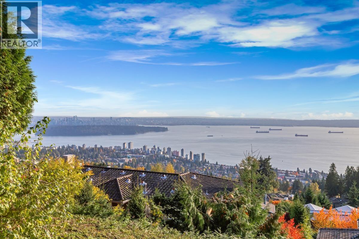 1456 CHARTWELL DRIVE|West Vancouver, British Columbia V7S2S1
