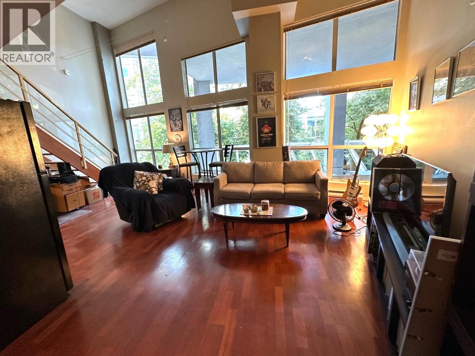 217 933 SEYMOUR STREET|Vancouver, British Columbia V6B6L6