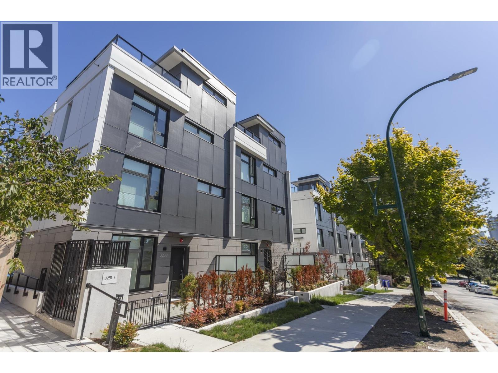 3249 CLIVE AVENUE|Vancouver, British Columbia V5R4V3