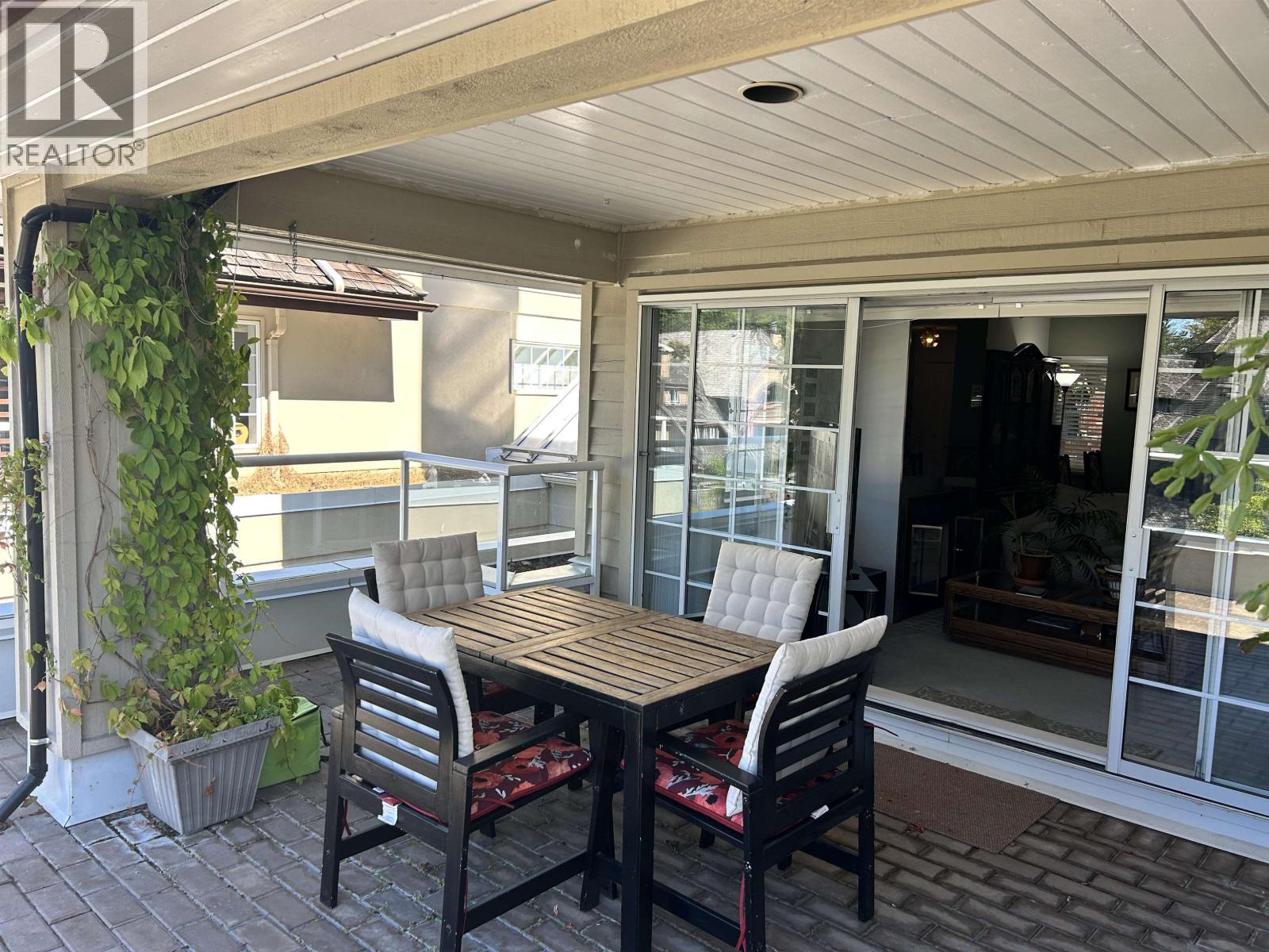 201 3421 CURLE AVENUE|Burnaby, British Columbia V5G4P4