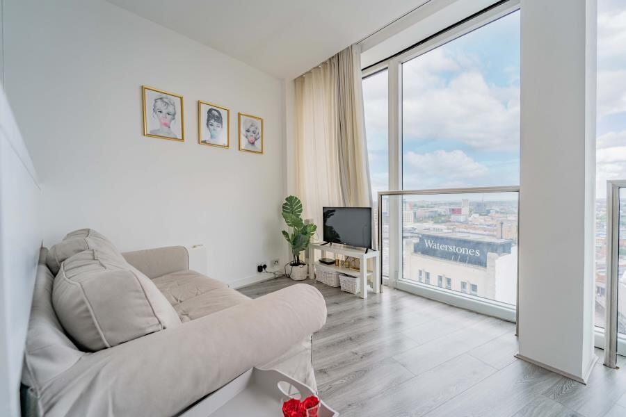 Additional image 4 of Apartment 904 The Rotunda, 150 New Street, Birmingham, B2 4PA