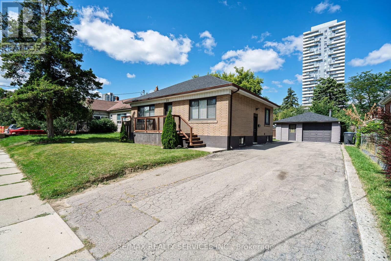 32 EASTERN AVENUE|Brampton (Queen Street Corridor), Ontario L6W1X6