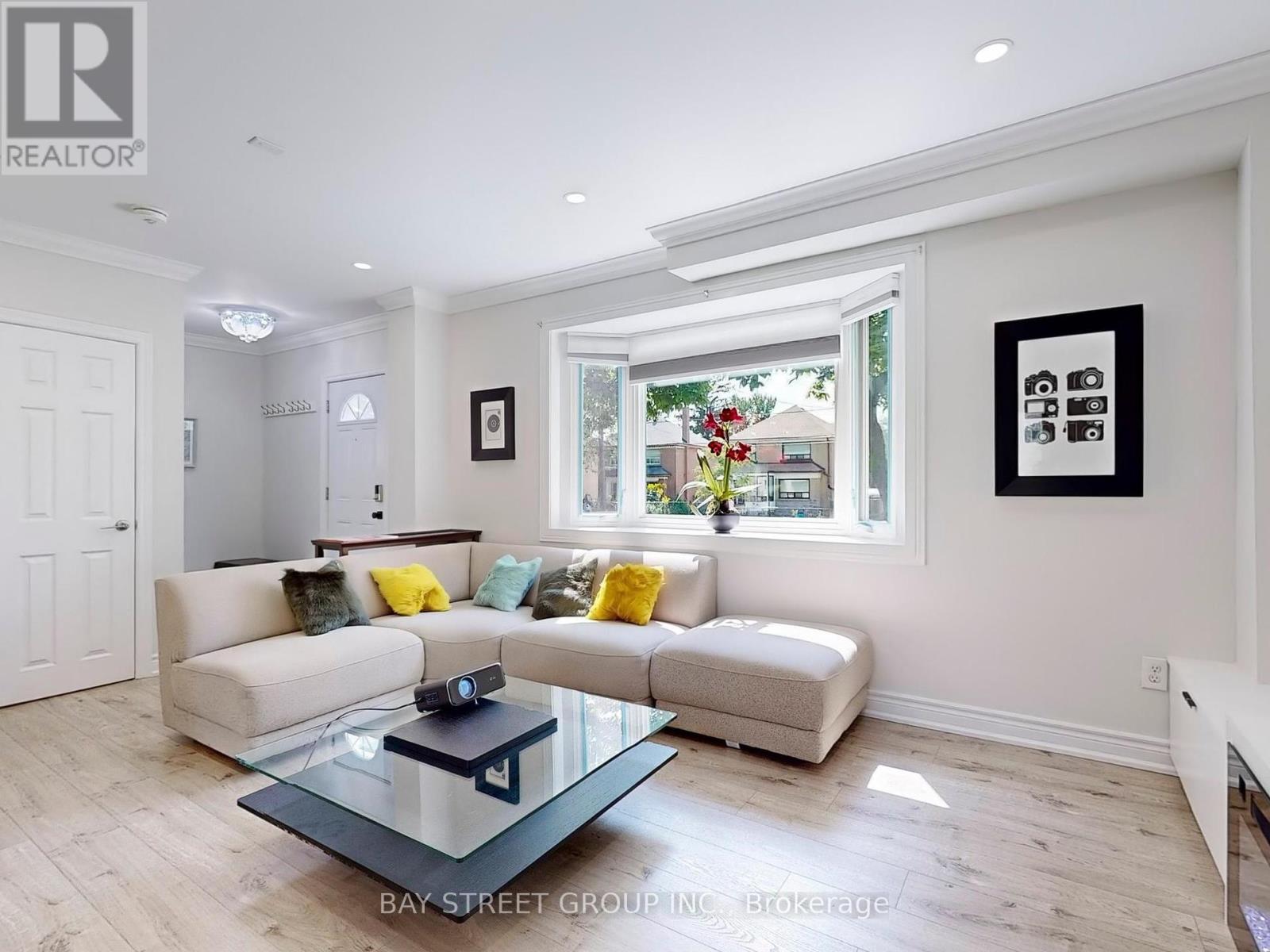 MAIN - 657 PHARMACY AVENUE|Toronto (Clairlea-Birchmount), Ontario M1L3H6