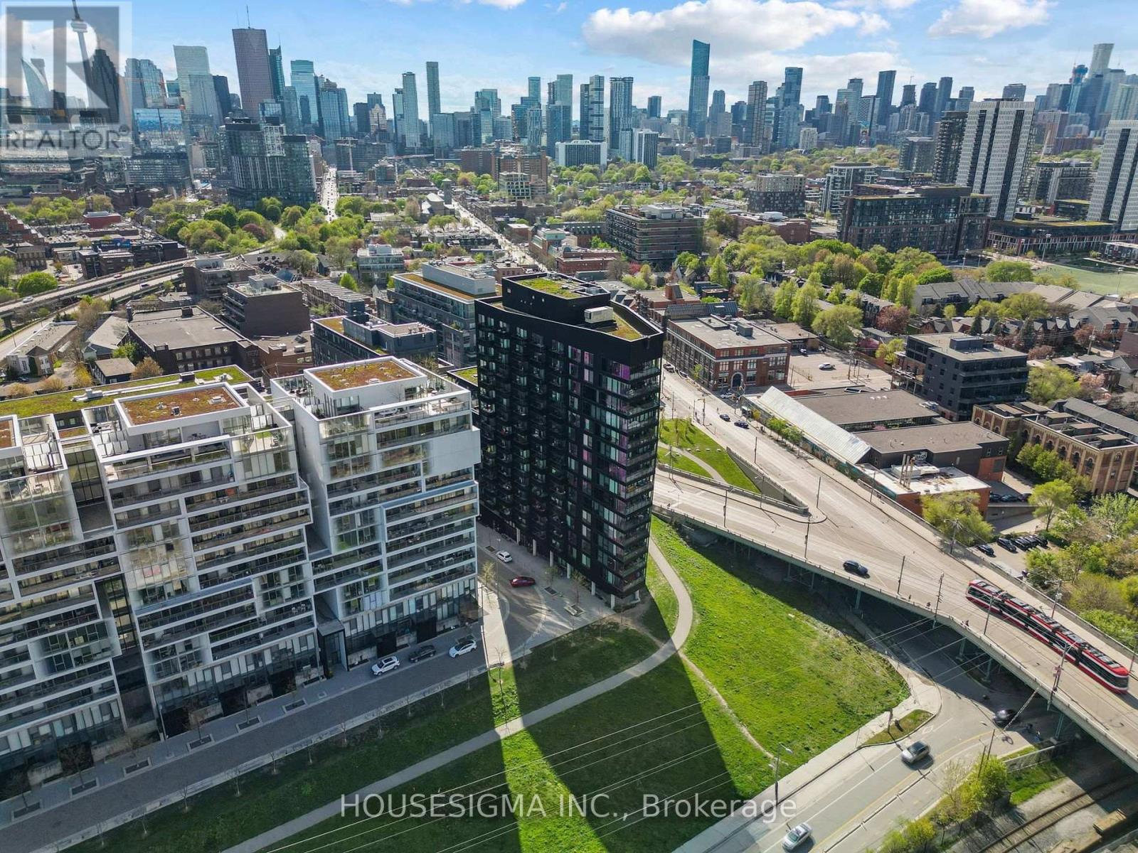 901 - 51 TROLLEY CRESCENT|Toronto (Moss Park), Ontario M5A0E9