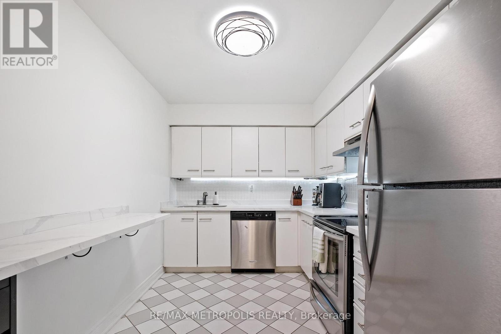 Property image for 701 - 81 TOWNSGATE DRIVE|Vaughan (Crestwood-Springfarm-Yorkhill), Ontario L4J8E6