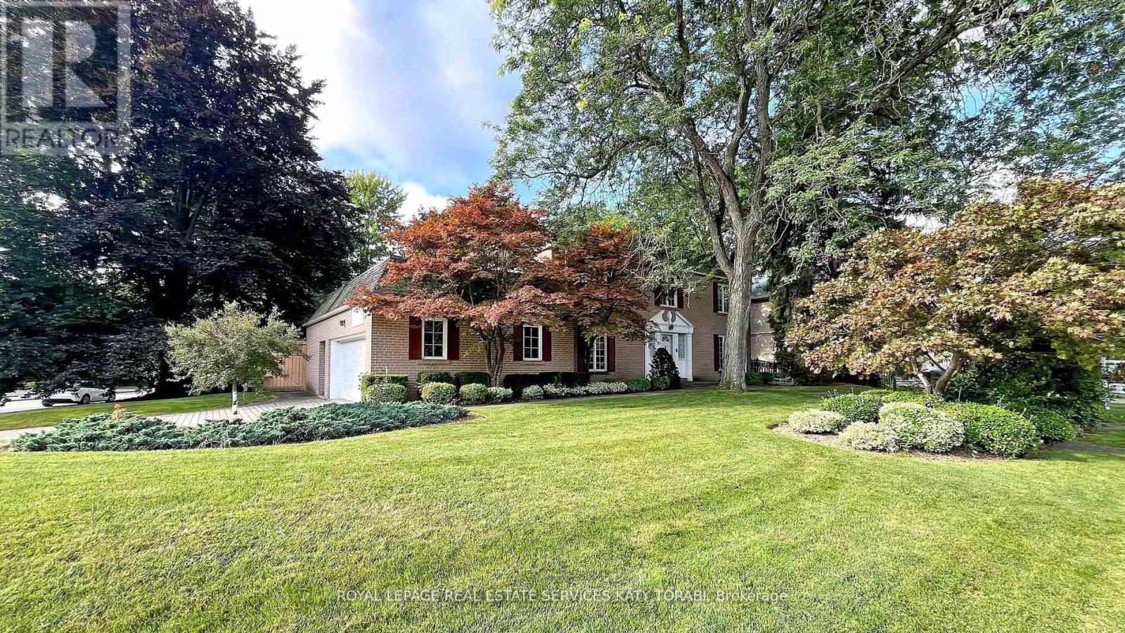Property image for 31 SAINTFIELD AVENUE|Toronto (Bridle Path-Sunnybrook-York Mills), Ontario M3C2M7