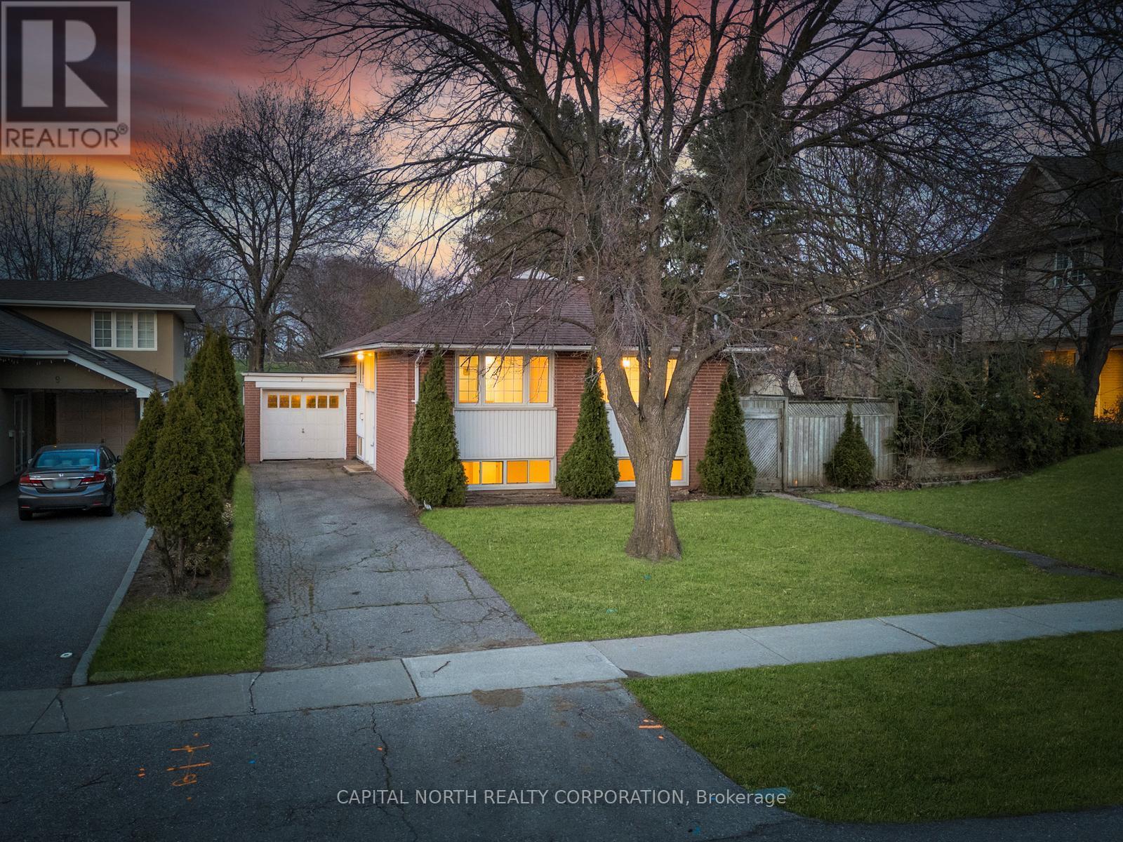 Property image for 7 GOLFWOOD HEIGHTS|Toronto (Kingsview Village-The Westway), Ontario M9P3L8