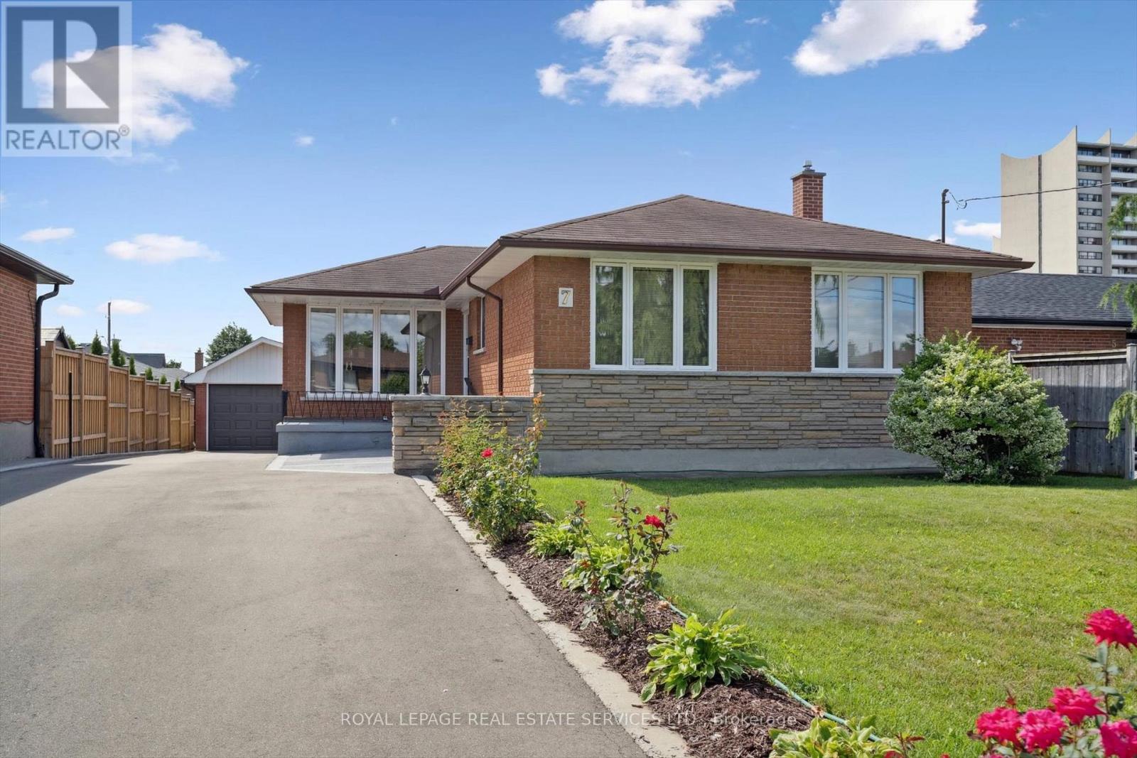 Property image for 7 GATESGILL CRESCENT|Toronto (Downsview-Roding-CFB), Ontario M3M1Y1
