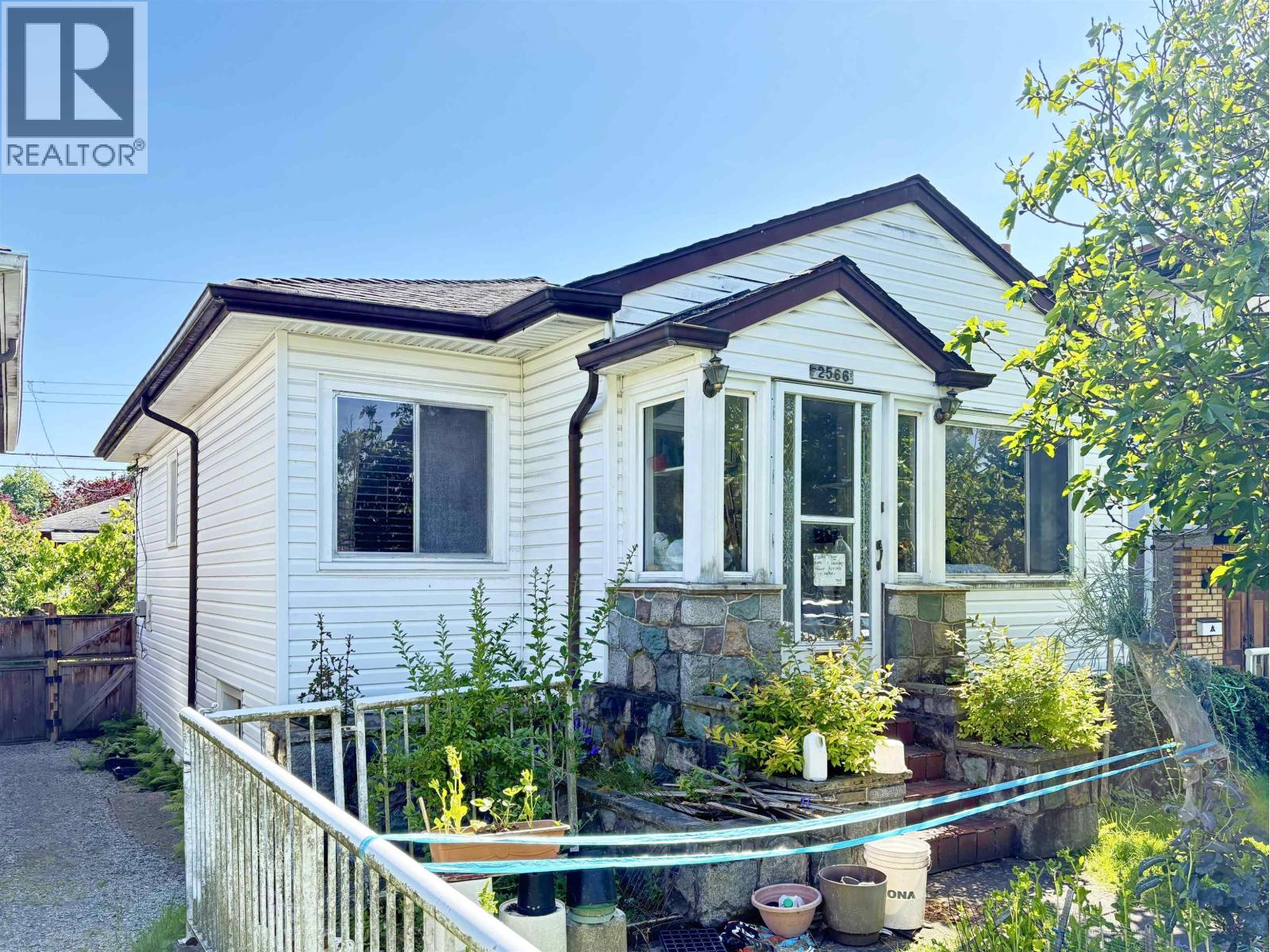 2566 VENABLES STREET|Vancouver, British Columbia V5K2R1