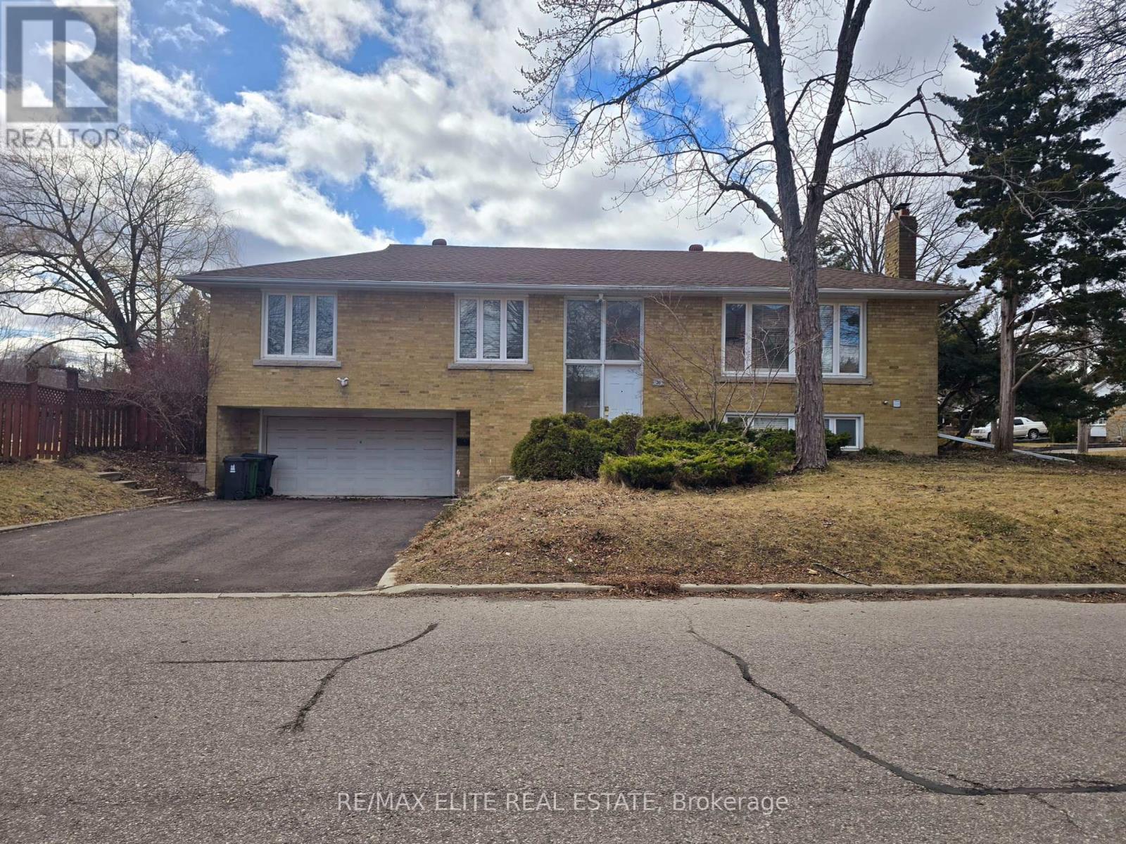 UPPER - 38 AMBROSE ROAD|Toronto (Bayview Village), Ontario M2K2W9