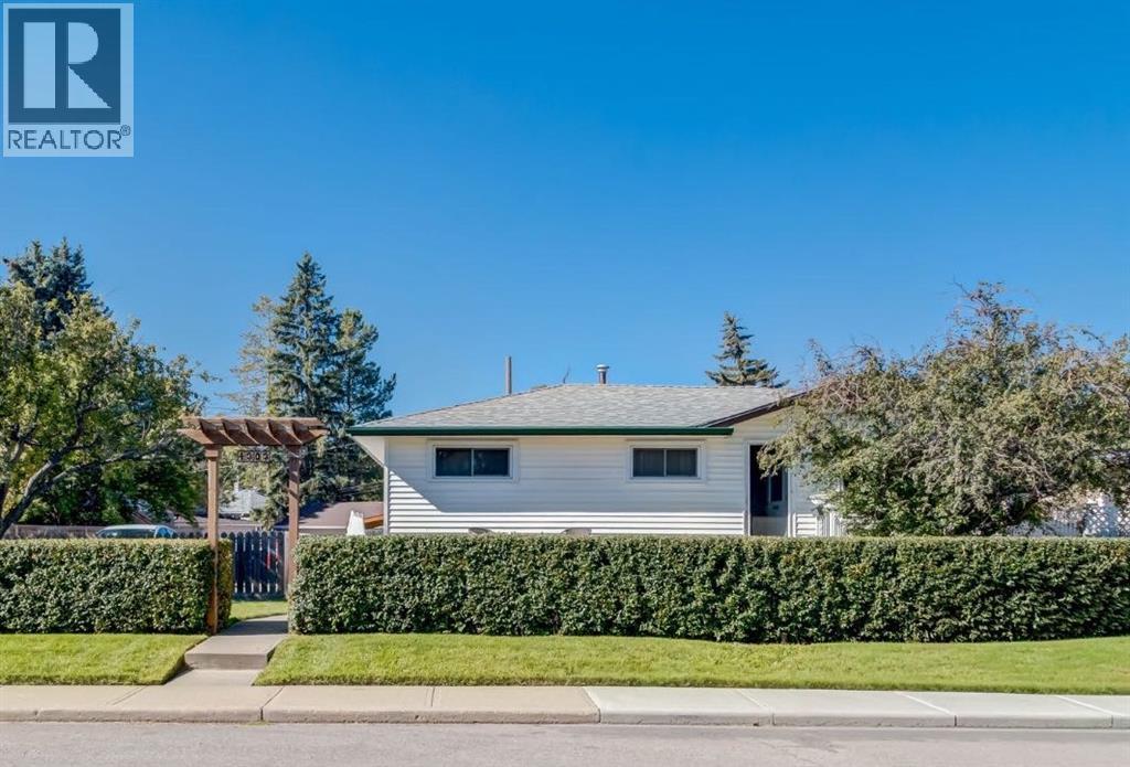 4303 72 Street NW|Calgary, Alberta T3B2L1