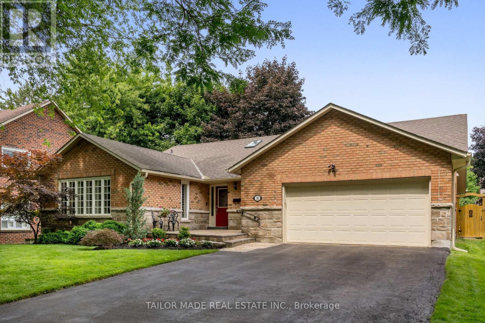 Property image for 20 LENNOX COURT|Brampton (Snelgrove), Ontario L6Z1V9