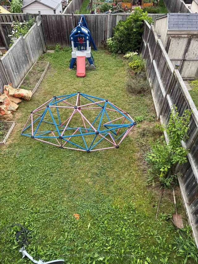 Additional image 20 of 933 Zeller Cres