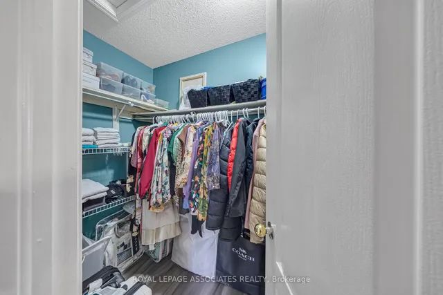 Additional image 32 of 41 Pinoak St