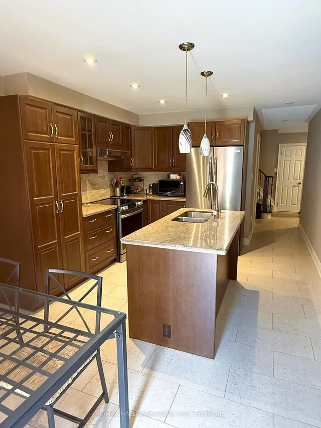 Additional image 10 of 215 Queenslea Ave