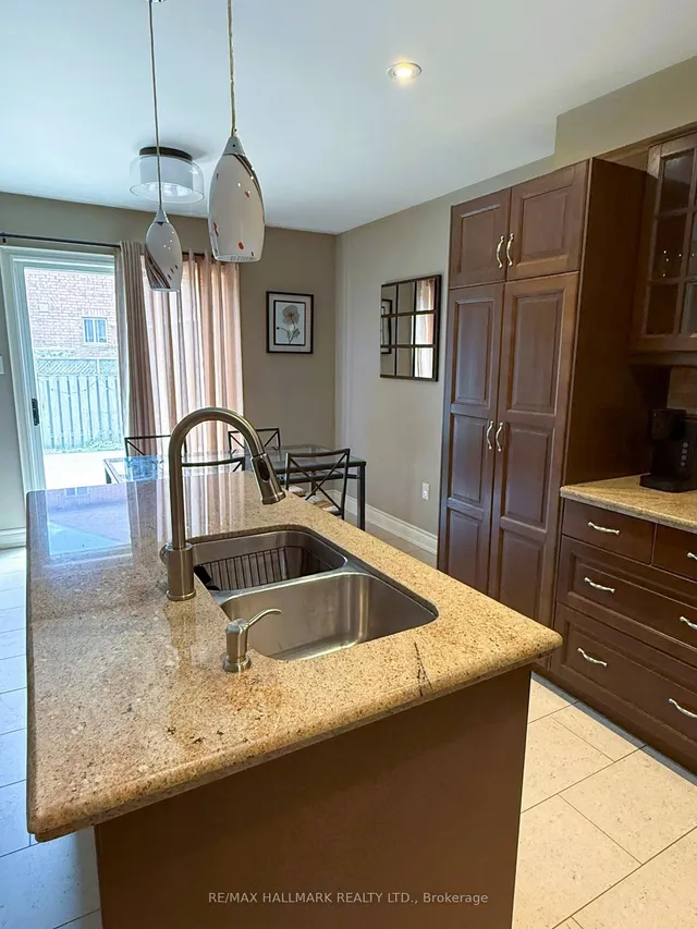 Additional image 12 of 215 Queenslea Ave