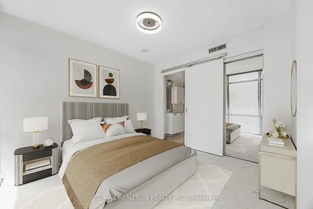 Additional image 31 of 38 Grenville St Unit 707