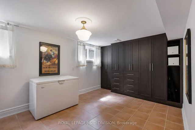 Additional image 32 of 27 Paramount Crt