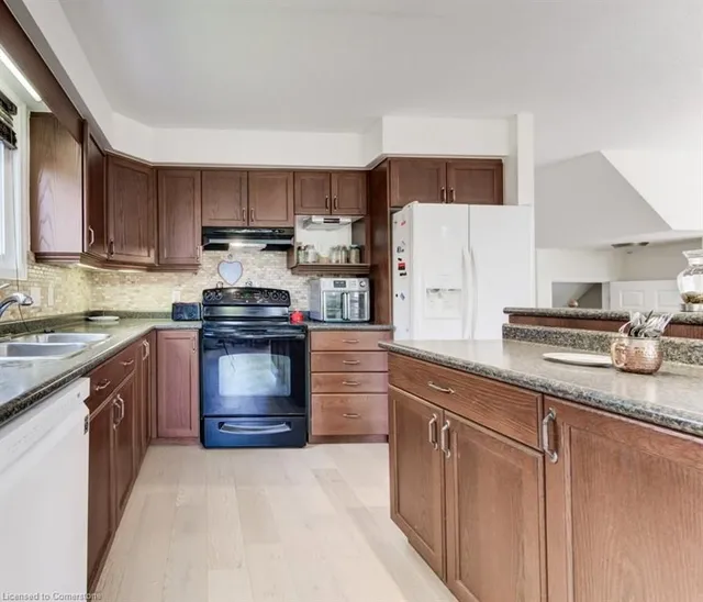 Additional image 15 of 220 Lemon Grass Cres