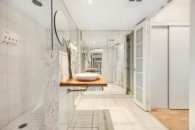 Additional image 31 of 550 Queens Quay Unit 126