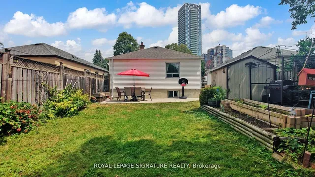 Additional image 24 of 48 Acorn Ave