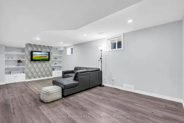 Additional image 28 of 38 Woodbine Ave