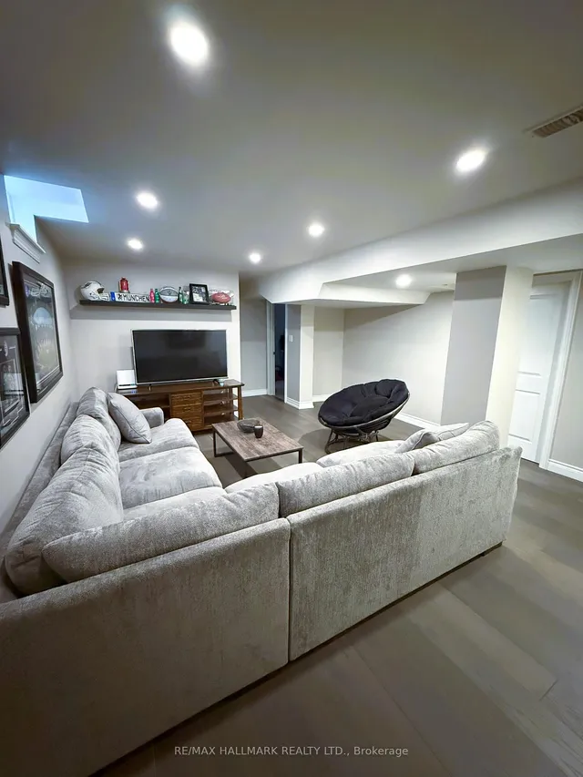 Additional image 25 of 215 Queenslea Ave