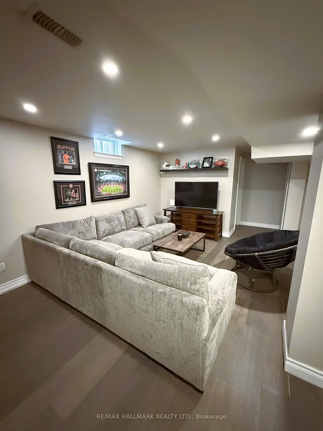 Additional image 24 of 215 Queenslea Ave