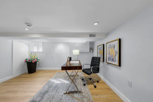 Additional image 23 of 977 Broadview Ave