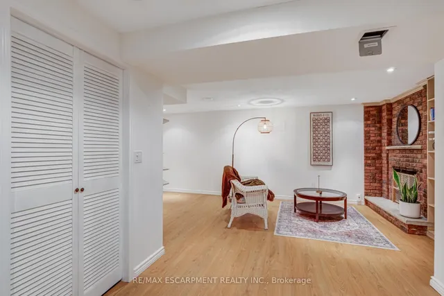 Additional image 33 of 1560 Kerns Rd Unit 5